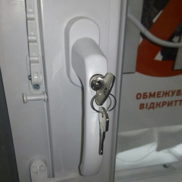 Ручка оконная с замком Antey WH008 Белый
